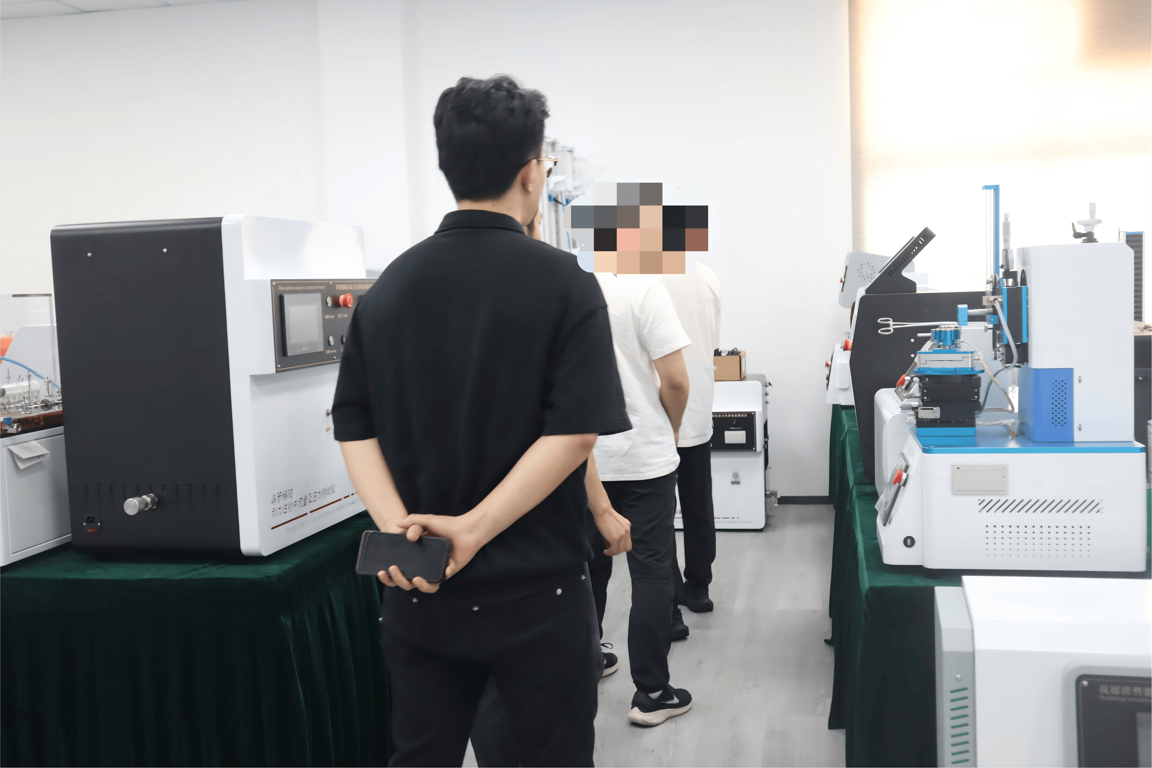 上海某某有限公司到上海徽涛考察催化剂磨损指数测定仪